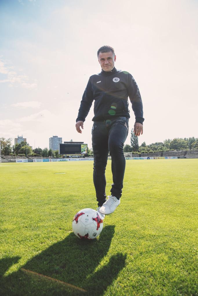 Marek Kulič si kope s míčem na fotbalovém stadionu v Hradci Králové