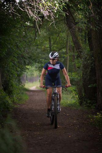 Tereza Němcová-Huříková jede na kole v přírodě