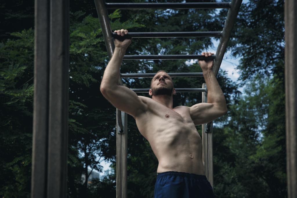Robert Voves ručkuje na workoutovém hřišti bez trička