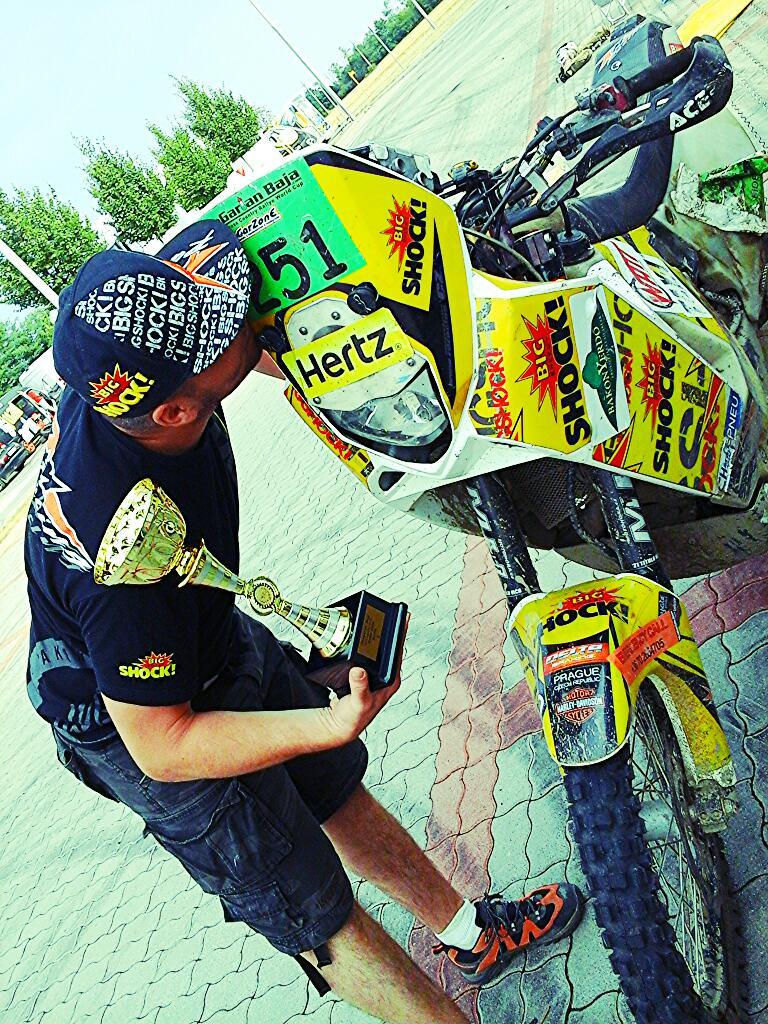 Lukáš Kvapil dává pusu motorce a drží pohár