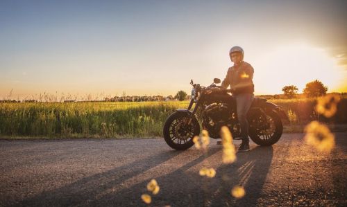 Lukáš Kvapil na motorce při západu slunce