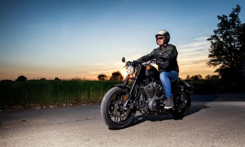 Lukáš Kvapil na motorce při západu slunce