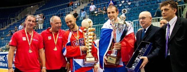 Petr Novák se raduje s trofejí a spoluhráči