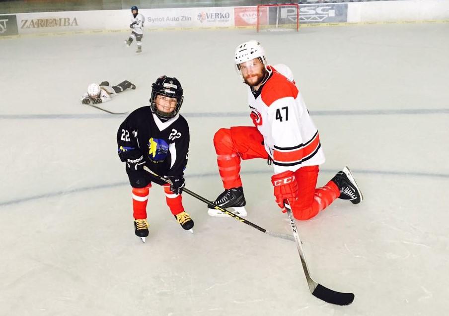 Michal Jordán na ledě s malými hokejisty