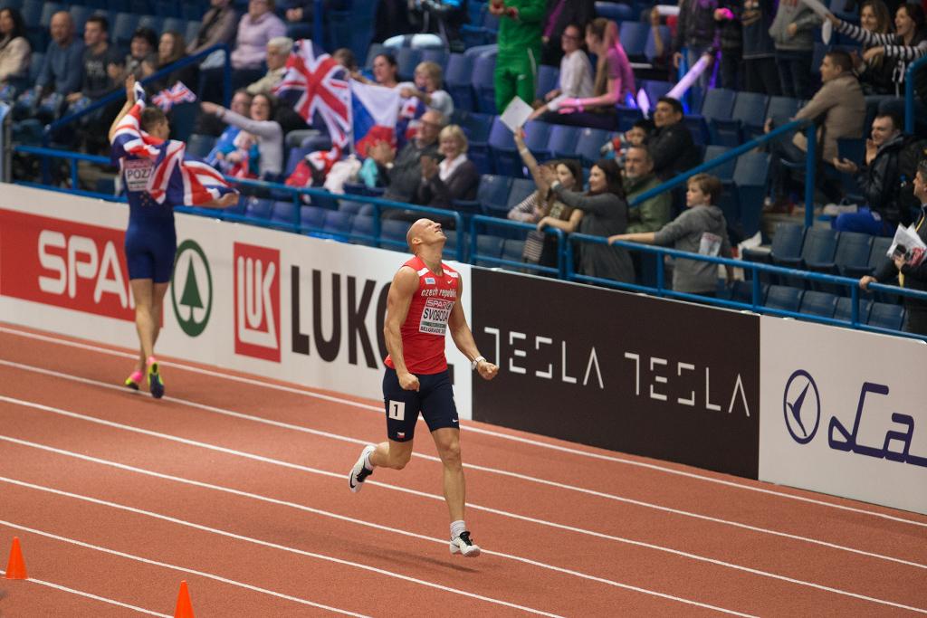 Petr Svoboda při závodech na atletickém oválu