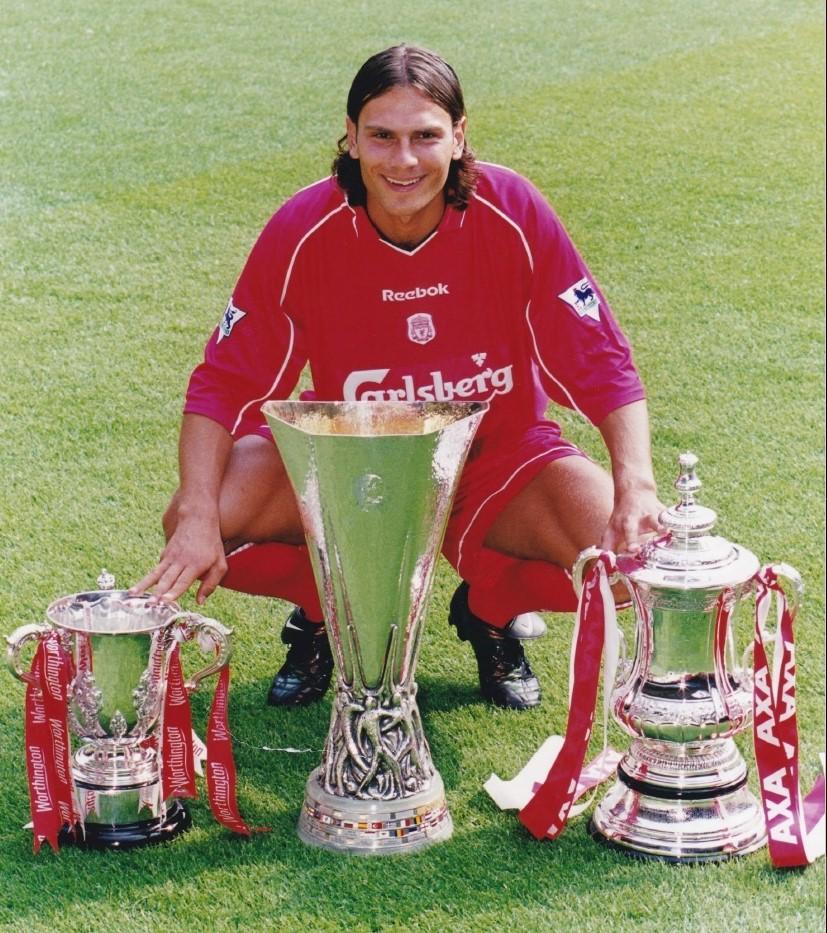 Patrik Berger ve dresu Liverpool s trofejemi na fotbalovém trávníku