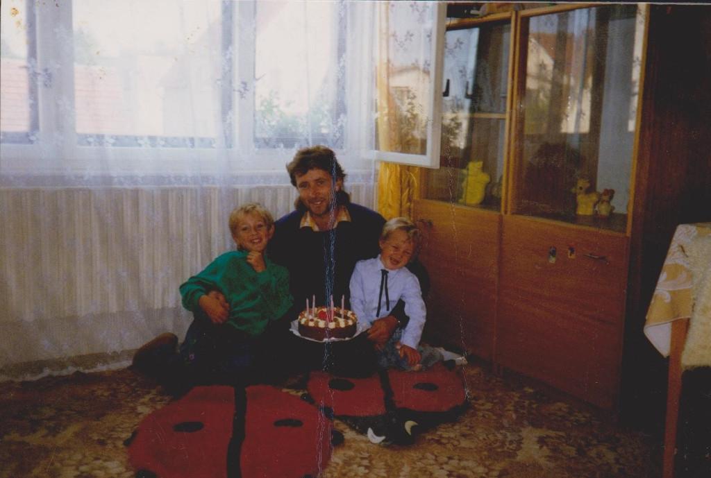 mladý Marek Hanousek s dortem v obývacím pokoji