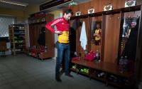 Marek Hanousek si obléká mikinu ve fotbalové šatně Dukly