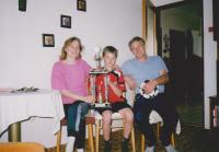 mladý Marek Hanousek s rodiči a trofejí