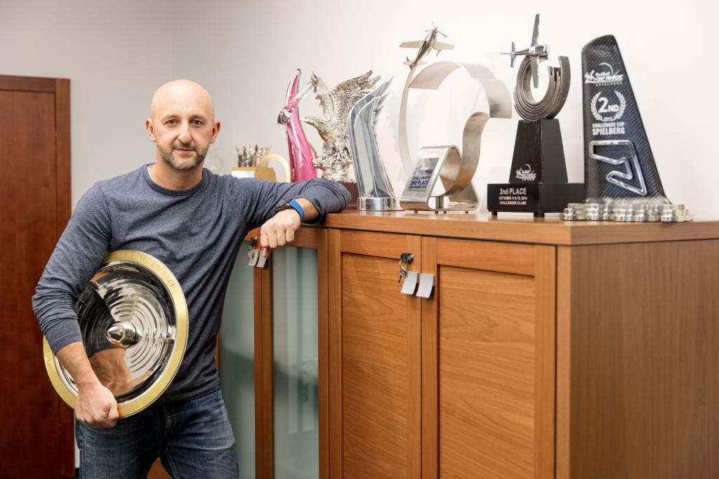 Petr Kopfstein se opírá o skříň se svými trofejemi