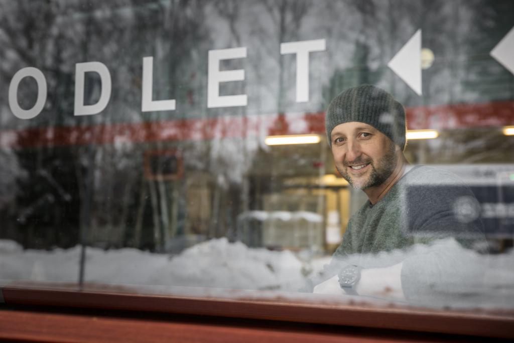 Petr Kopfstein za oknem s nápisem Odlet
