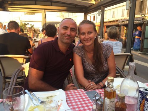 Petr Korbel s ženou v restauraci