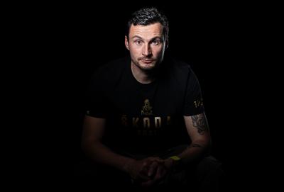 Ondřej Klymčiw s tričkem Dakar Škoda 2021 s černým pozadím