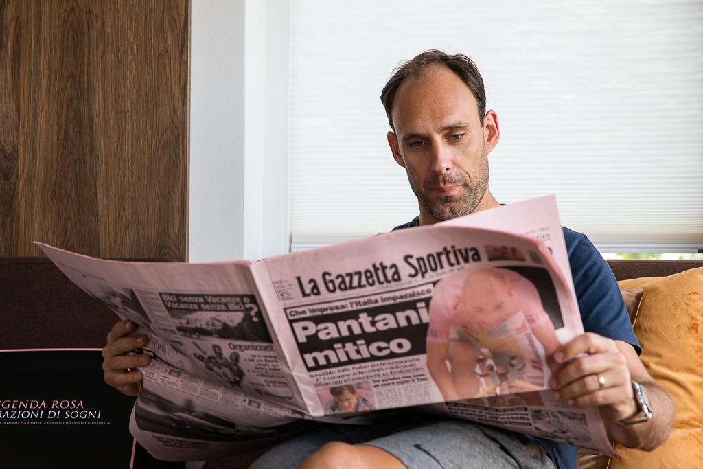 František Raboň sedí na gauči a čte si noviny