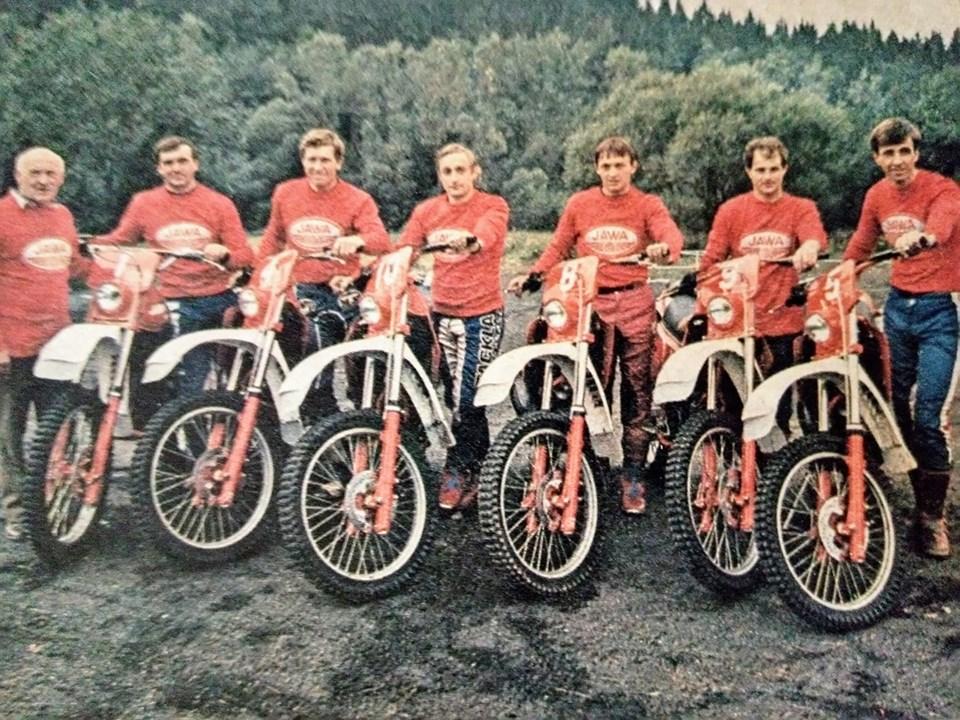 mladý Jiří Císař s dalšími závodníky a motorkami
