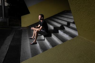 Viktor Hübl sedí na schodech