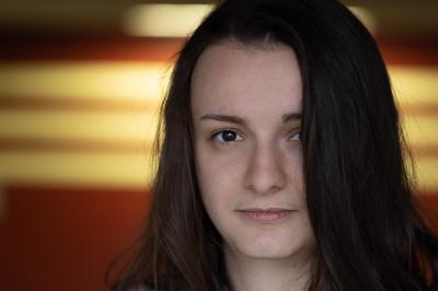 Natálie Martináková na profilové fotografii s vlasy přes levé oko.