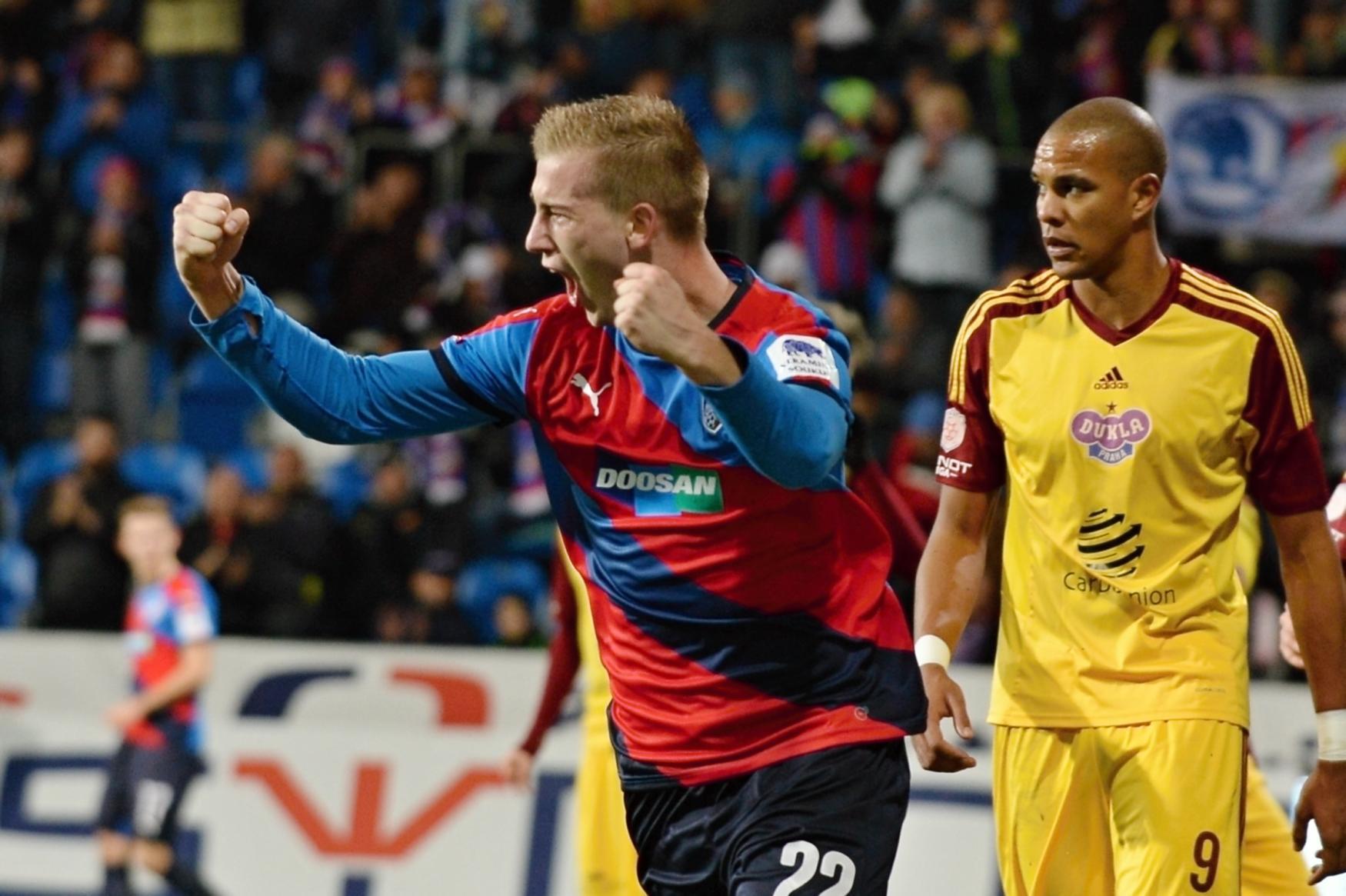 Jan Baránek slaví při fotbalovém zápase v dresu FC Viktoria Plzeň