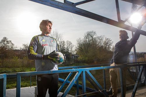  Marek Čech drží míč venku na mostě