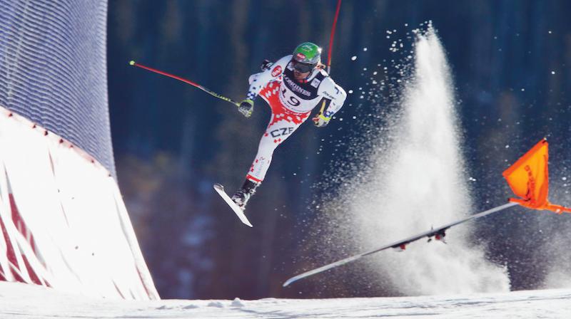 Ondřej Bank při pádu při závodě na lyžích