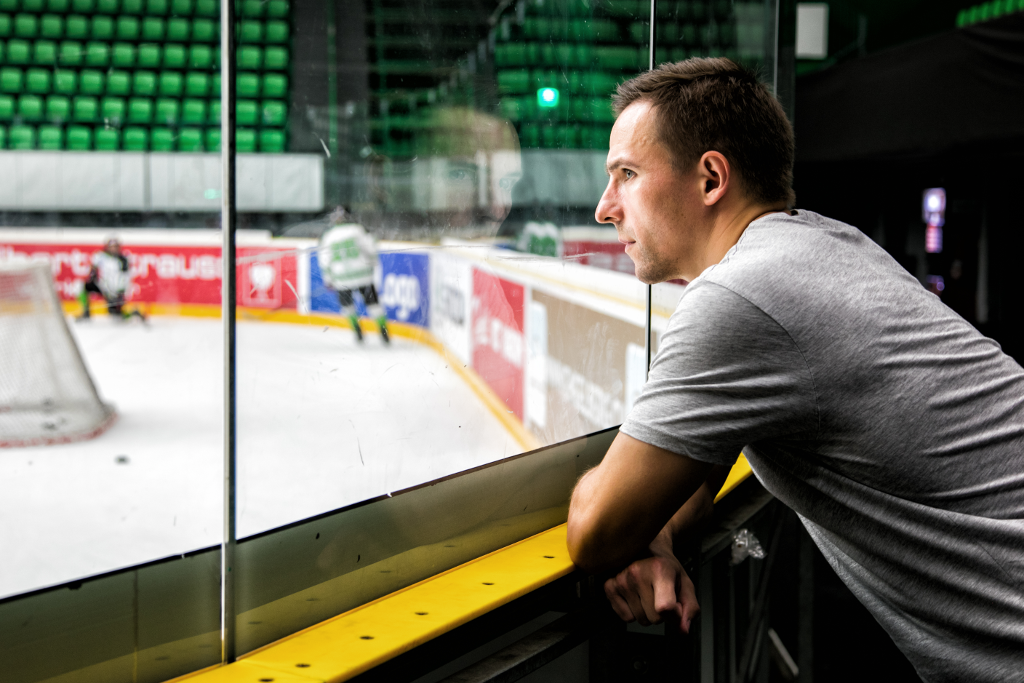 Radim Vrbata stojí u mantinelu a  kouká na hokej v hale v Mladé Boleslavi