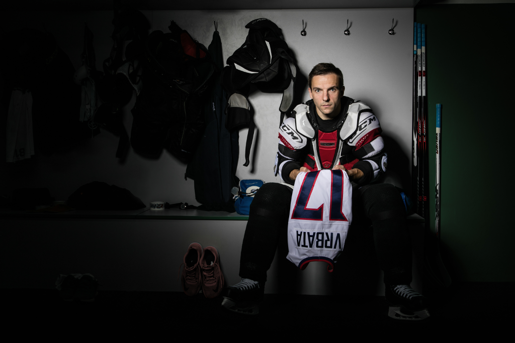 Radim Vrbata sedí v hokejové výstroji s reprezentačním dresem číslo 17 v hokejové šatně
