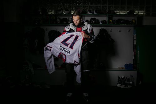 Radim Vrbata v hokejové výstroji si obléká reprezentační dres s číslem 17  v hokejové šatně