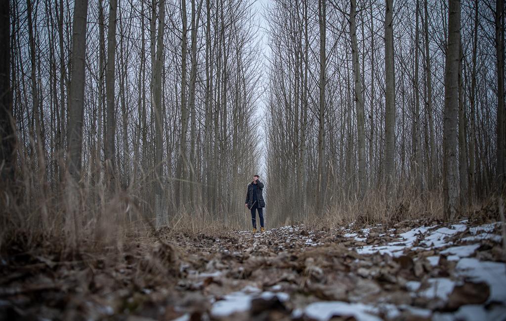 Radomír Šimůnek v lese, zakrývá si obličej