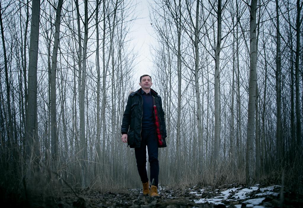 Radomír Šimůnek se prochází v lese v zimě