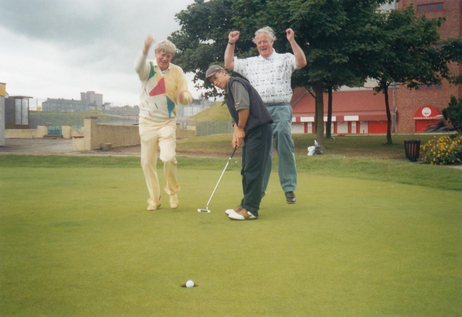 mladý Lukáš Tintěra hraje golf