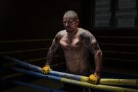 Michal "Háša" Hamršmíd stojí v boxovém ringu, má na sobě tetování
