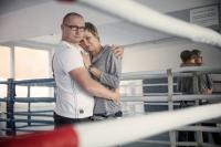 Lukáš Konečný v boxerském ringu objímá svoji partnerku.