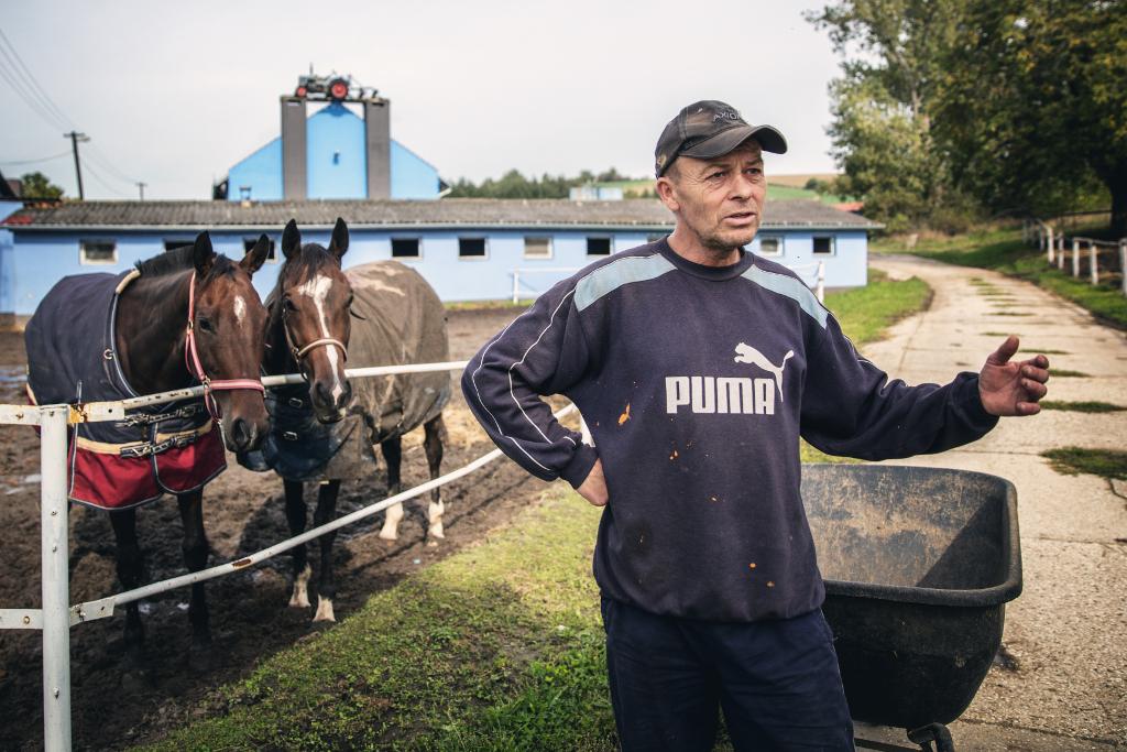 Pavel Kašný s kolečkem pracuje u koní