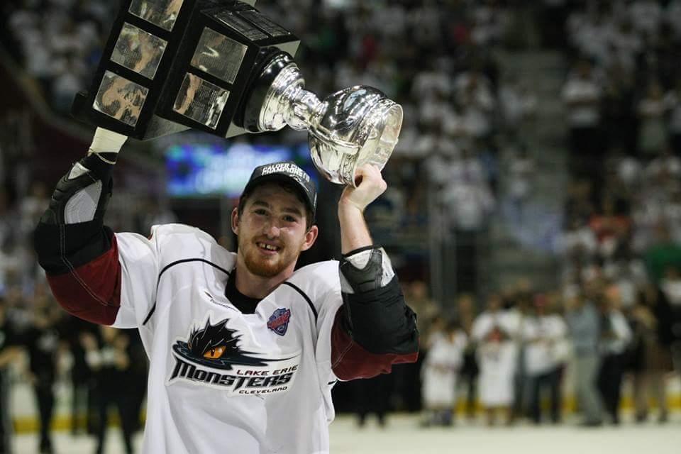 Lukáš Sedlák se raduje s pohárem v dresu Lake Erie Monsters