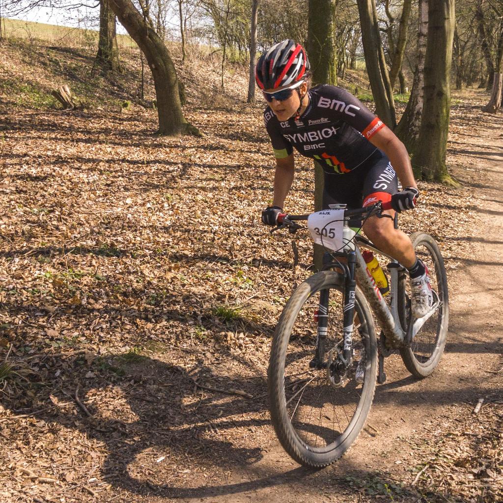 Tereza Němcová-Huříková jede na kole v lese