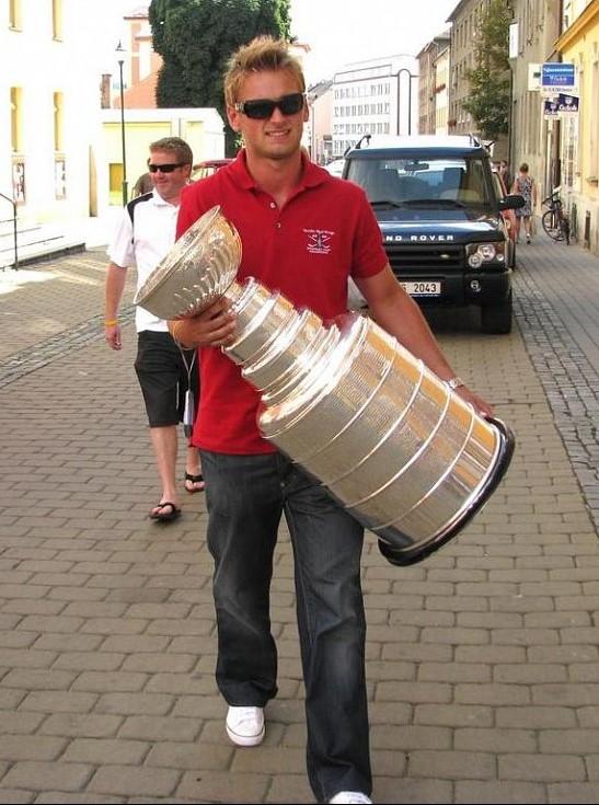 Jakub Kindl drží v rukou Stanley Cup