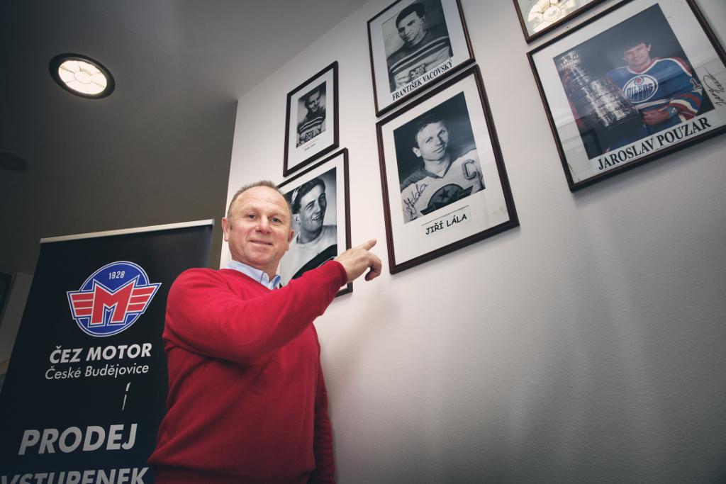 Jiří Lála ukazuje na svojí fotku na zdi