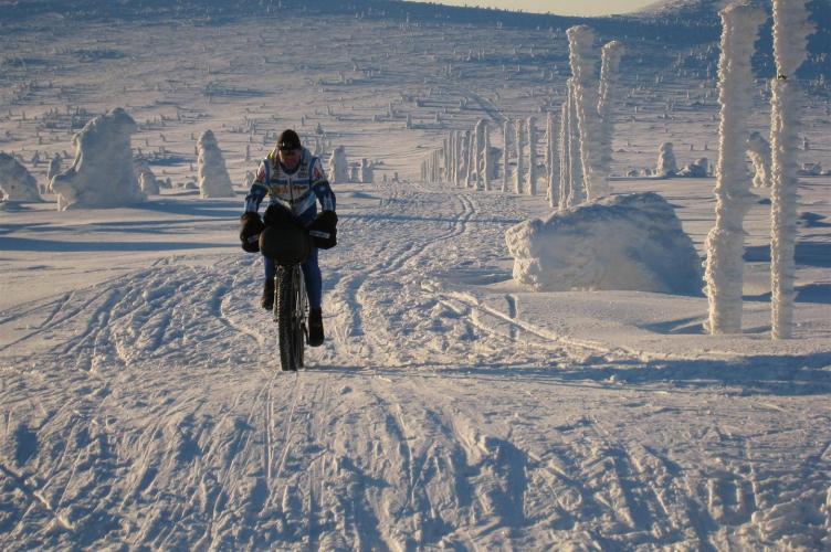 Jan Kopka jede do kopce ve zasněžené krajině