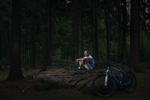 Jan Kopka v lese se svým kolem