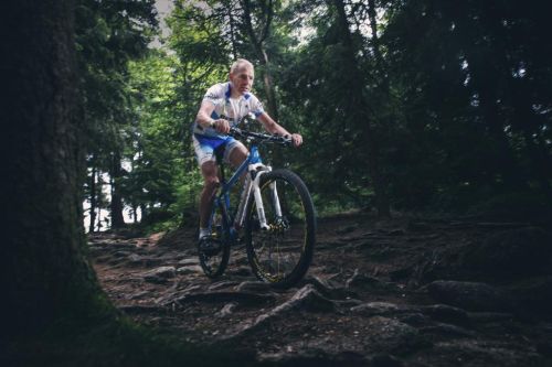 Jan Kopka jede lesem na kole
