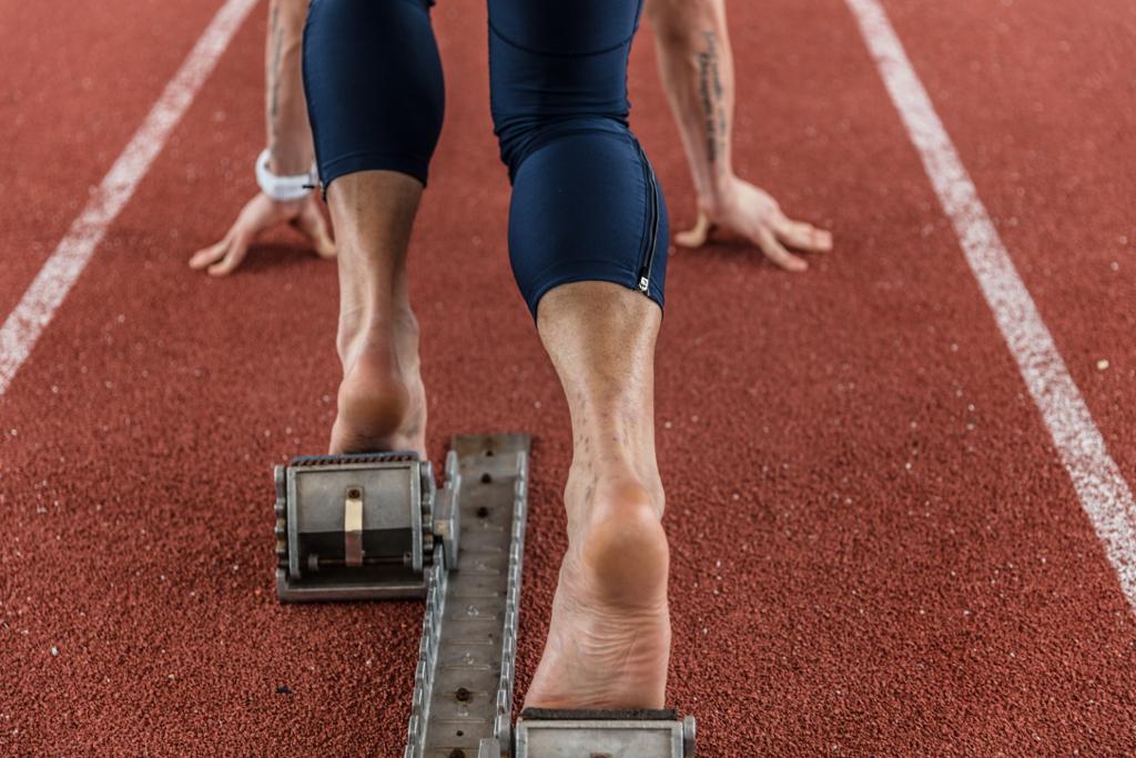 Petr Svoboda ve stratovacím bloku na atletické dráze