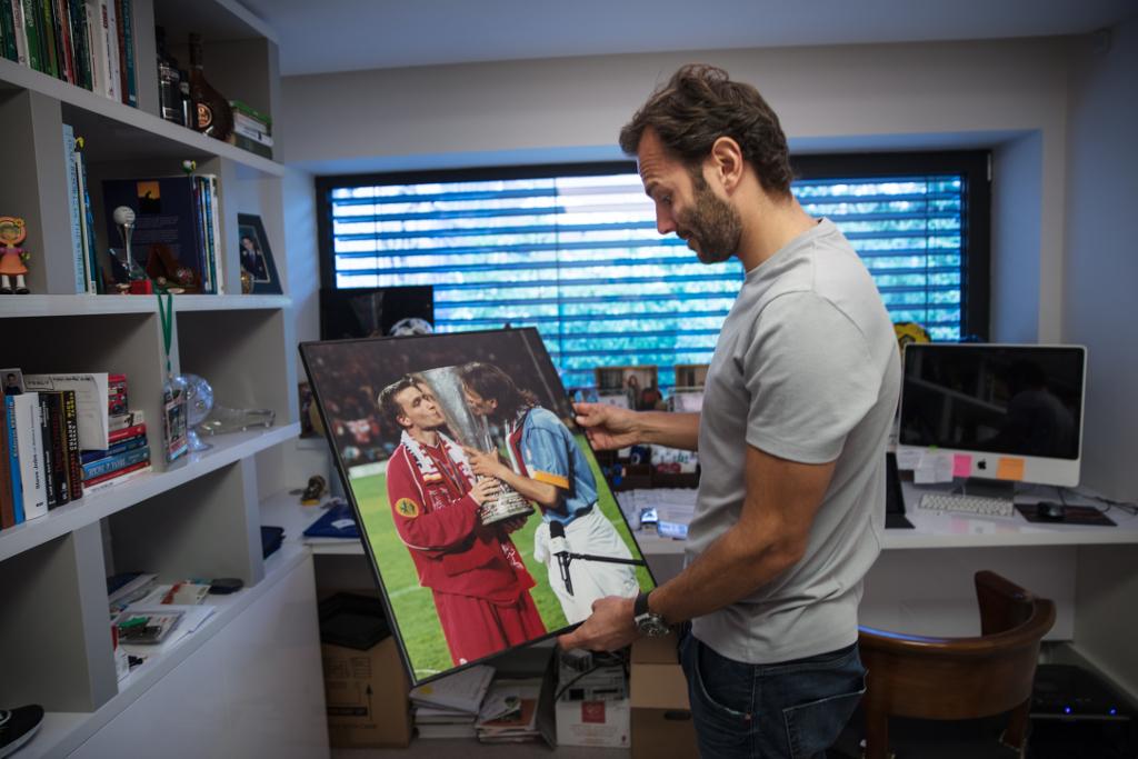 Patrik Berger drží zarámovanou fotografii sebe s trofejí