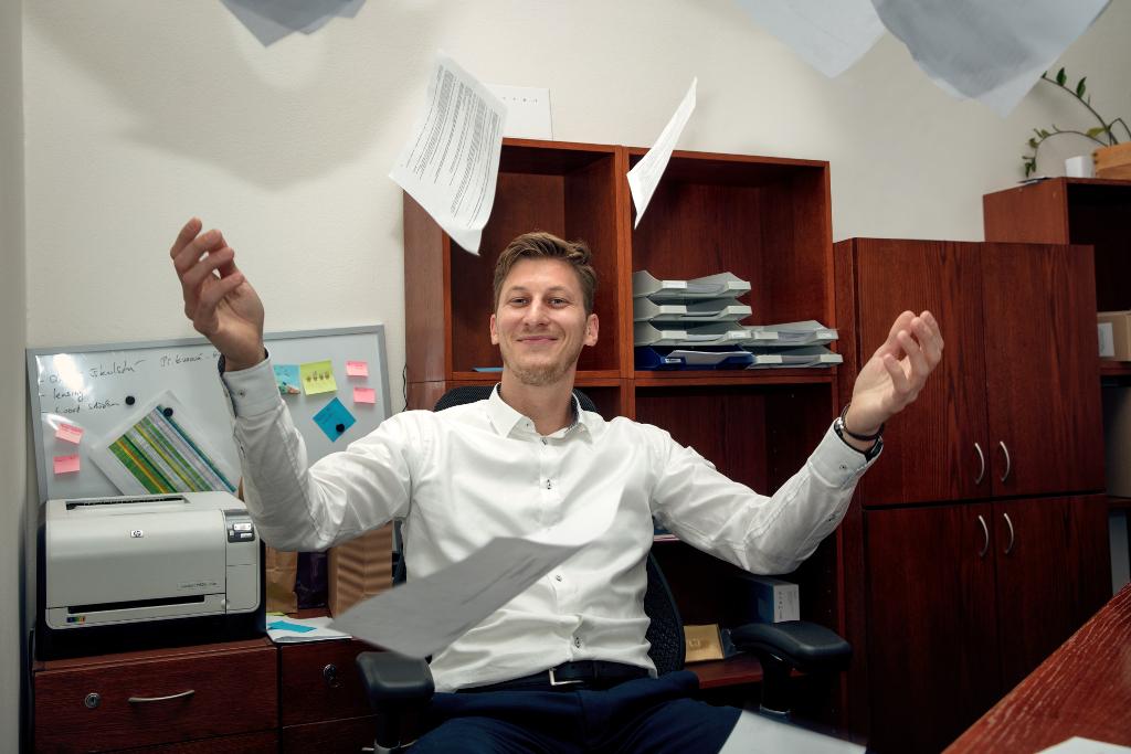 Filip Neusser v kanceláři vyhodil papíry do vzduchu