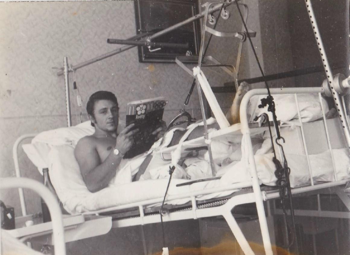Jaroslav Šíma si čte knihu v nemocničním lůžku