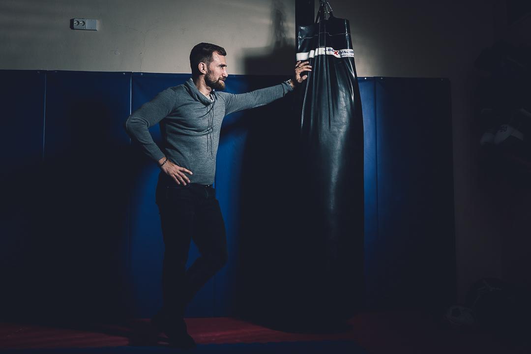 André Reinders opřený o boxerský pytel v tělocvičně