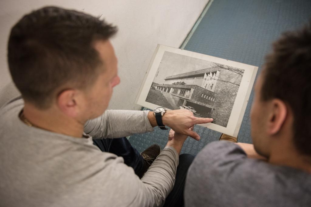 Jan Čaloun ukazuje starou fotku