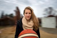 Kateřina Elhotová s basketbalovým míčem