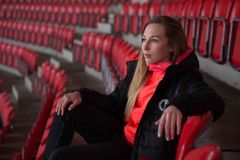 Barbora Votíková sedí v tribuně fotbalového stadionu