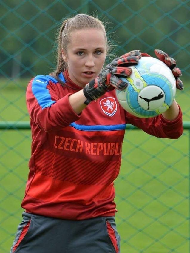 Barbora Votíková chytá míč