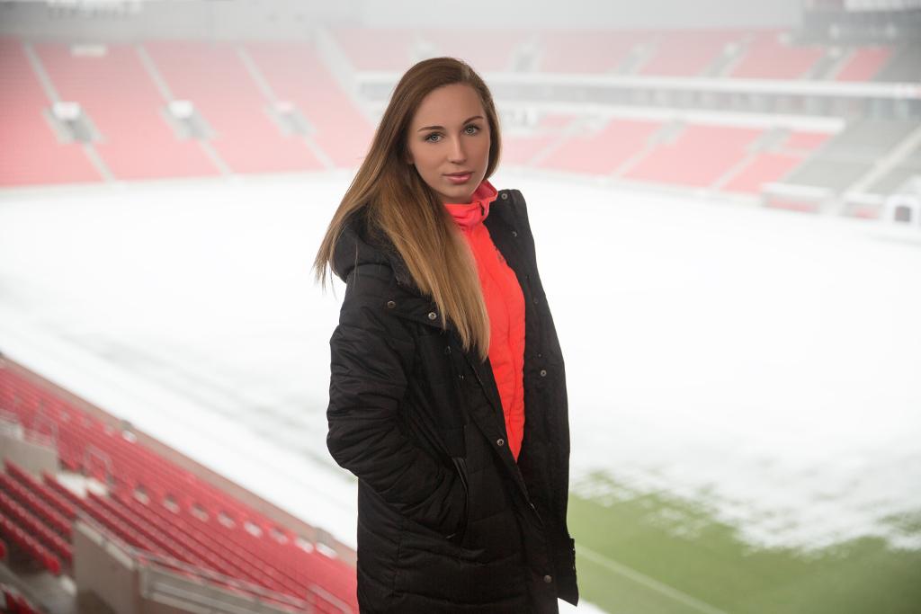 Barbora Votíková před zasněženým fotbalovým stadionem